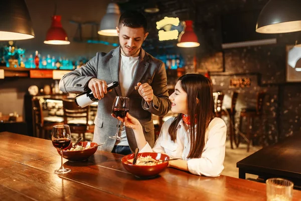 Kjærlighetsparet Disken Romantisk Date Feiring Middag Med Pasta Rødvin Elskere – stockfoto