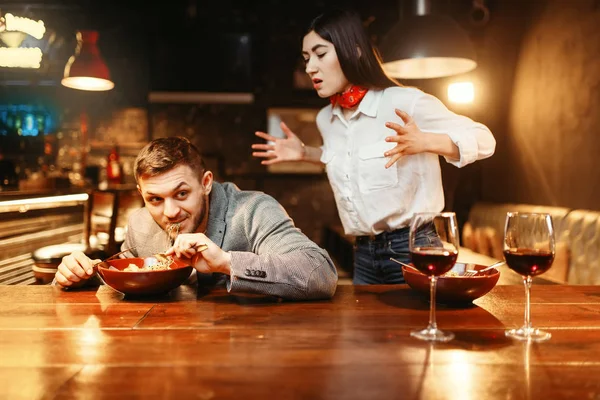 Pareja Mostrador Bar Madera Relación Amorosa Cena Con Pasta Vino — Foto de Stock