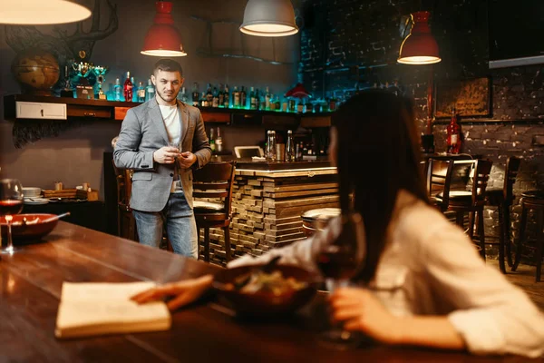 Uomo Guarda Amorevolmente Donna Bancone Del Bar Legno Cena Romantica — Foto Stock