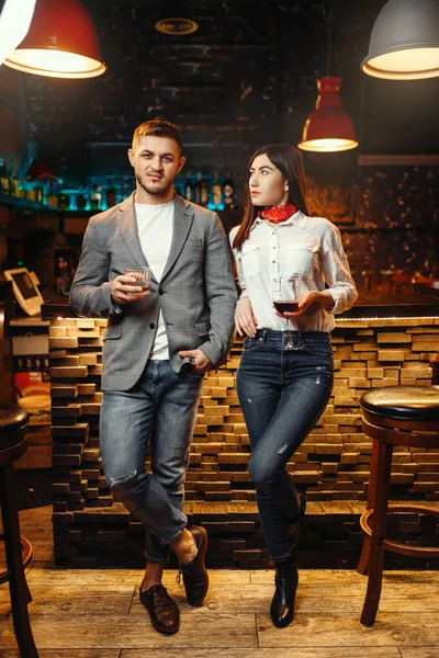 Amor Pareja Con Bebidas Alcohólicas Pie Contra Mostrador Del Bar — Foto de Stock