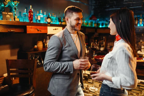 Love Couple Alcoholic Beverages Talking Bar Counter Romantic Evening Man — Stock Photo, Image