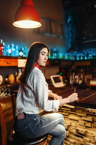 Giovane Signora Con Bicchiere Vino Rosso Seduta Bancone Del Bar — Foto Stock
