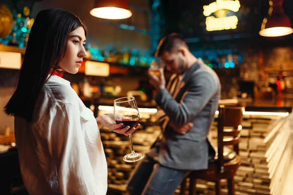 一对吵架的夫妇 男人和女人在酒吧澄清了关系 酒吧里的情人 夜总会里的夫妻 心情不好 — 图库照片