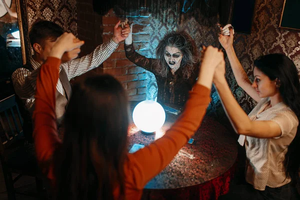 Korkunç Cadı Bir Kristal Top Gençlerin Eller Yukarı Manevi Ruh — Stok fotoğraf