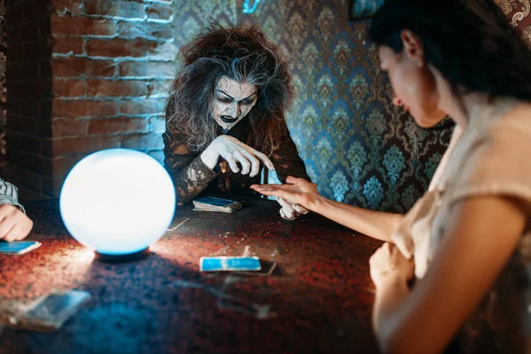 Mujer Predictora Adivinando Mano Sobre Una Bola Cristal Brujería Bruja — Foto de Stock