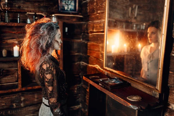 무서운 마녀는 거울에 집회에서에서 귀여운 Foreteller — 스톡 사진