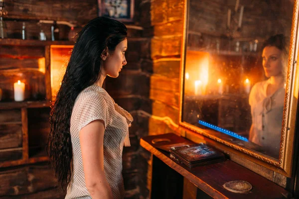 Wanita Muda Cermin Pada Pemanggilan Roh Ilmu Sihir Nenek Moyang — Stok Foto