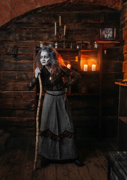 Τρομακτικό Μάγισσα Στέκεται Στη Φωλιά Της Ακουμπά Ένα Από Ζαχαροκάλαμο — Φωτογραφία Αρχείου