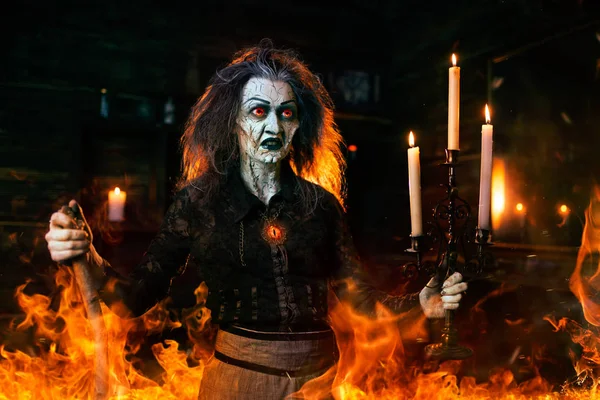 可怕的女巫与拐杖在镜子和蜡烛 黑暗的巫术力量 精神降神 女预言者叫精神 可怕的算命先生 — 图库照片