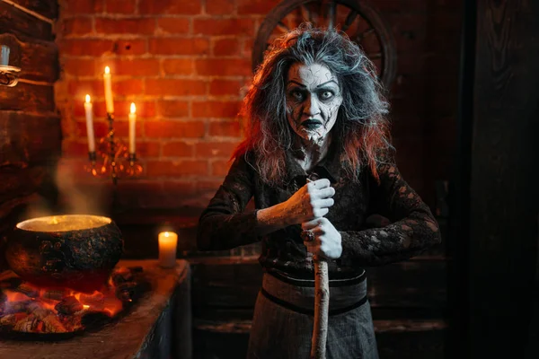 精神上的可怕的女巫 巫术与蜡烛 女预言者叫精神 可怕的未来柜员 — 图库照片