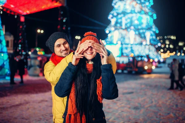 Abendlicher Winterspaziergang Liebespaar Spielt Raten Wer Auf Dem Platz Steht — Stockfoto