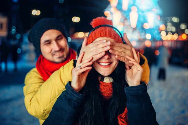 Abendlicher Winterspaziergang Liebespaar Spielt Raten Wer Auf Dem Platz Steht — Stockfoto