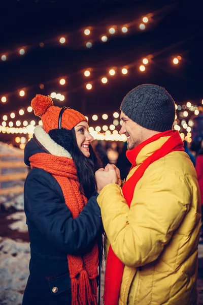 夜の冬を歩く 正方形上のカップルの愛します 男と女の灯の街にロマンチックな出会いを持つ — ストック写真