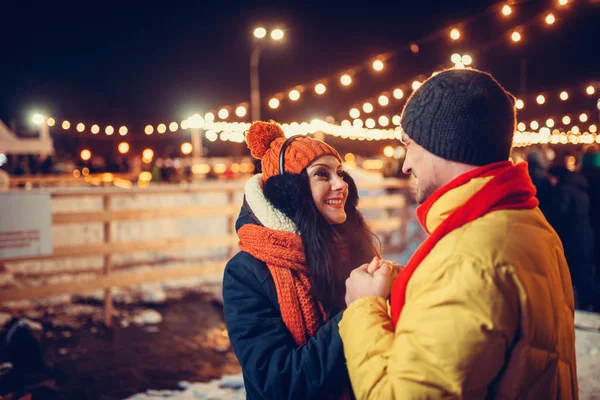 Téli Este Szerelmes Pár Séta Kint Holiday Megvilágítás Háttérben Férfi — Stock Fotó