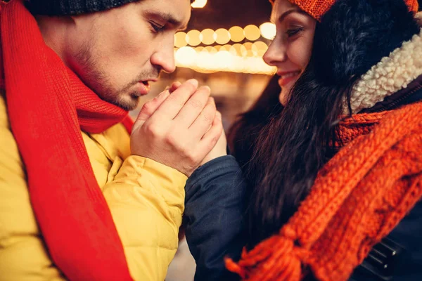 Winterabend Liebe Warme Hände Freien Mann Und Frau Bei Romantischem — Stockfoto