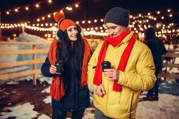 Winterabend Liebespaarspaziergänge Mit Kaffee Freien Urlaubsbeleuchtung Hintergrund Mann Und Frau — Stockfoto