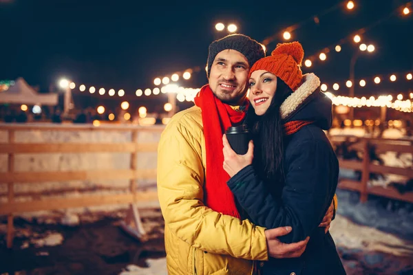 Kış Akşam Aşk Çift Açık Havada Bayram Işıklarla Donanma Arka — Stok fotoğraf