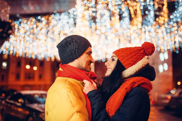 Kış Akşam Çift Hugs Sokakta Seviyorum Erkek Kadın Romantik Toplantı — Stok fotoğraf