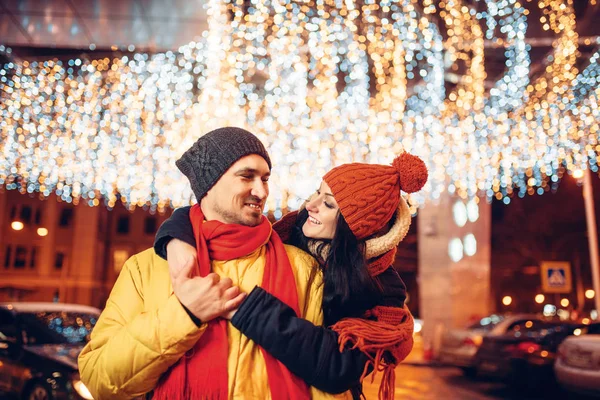 Winterabend Lächelndes Liebespaar Umarmt Sich Auf Der Straße Mann Und — Stockfoto