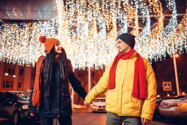 Winterabend Lächelndes Liebespaar Das Händchen Haltend Geht Mann Und Frau — Stockfoto