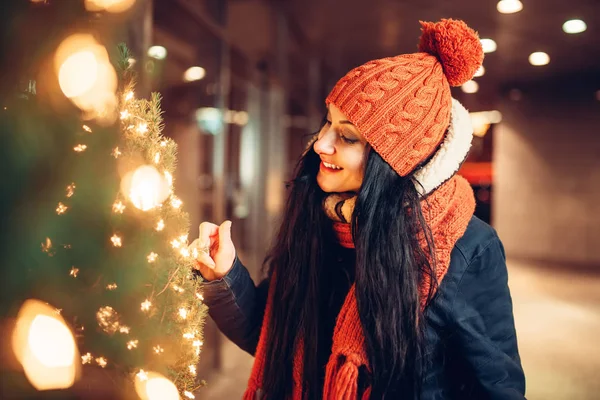 Városi Téli Este Szeretet Pár Séta Keres Karácsonyfa Megvilágítás — Stock Fotó