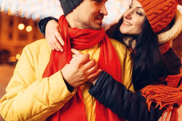 Winterabend Lächelndes Liebespaar Umarmt Sich Auf Der Straße Mann Und — Stockfoto