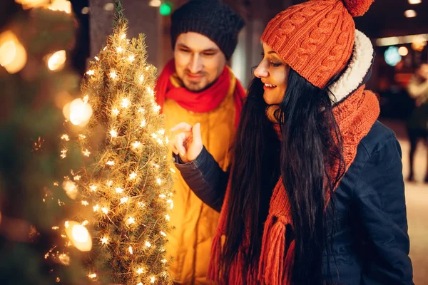 Winterabend Stadtspaziergang Eines Lächelnden Liebespaares Mann Und Frau Beim Romantischen — Stockfoto