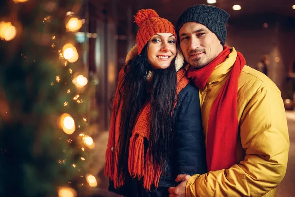 Winterabend Stadtspaziergang Eines Lächelnden Liebespaares Mann Und Frau Beim Romantischen — Stockfoto