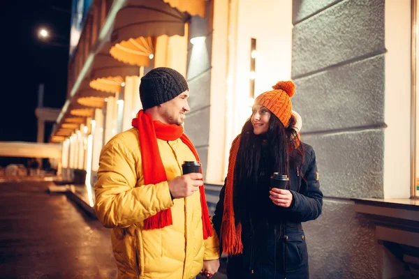Téli Este Pár Szerelmes Kávé Utcán Férfi Romantikus Találkozót — Stock Fotó