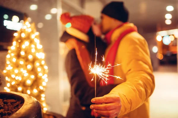 Winterabend Liebespaar Küsst Sich Freien Mann Und Frau Mit Wunderkerzen — Stockfoto