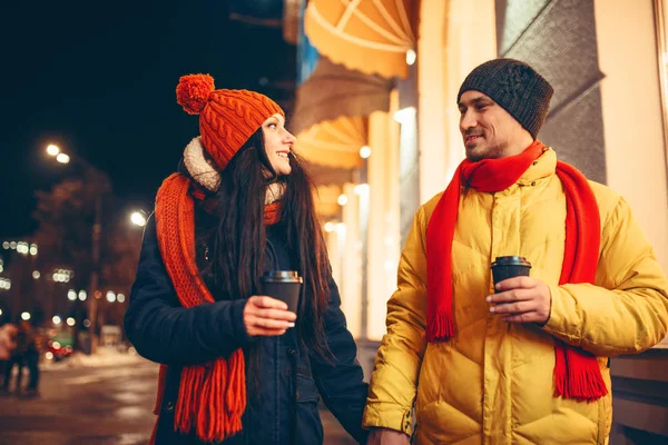 Noche Invierno Pareja Amor Con Café Caminando Por Calle Hombre —  Fotos de Stock