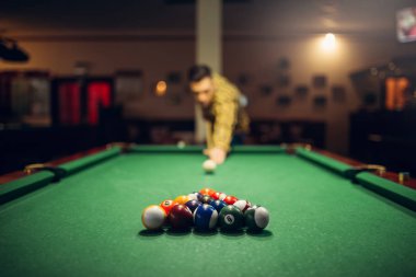 İşaret renkli topları ile masada iki erkek Bilardo oyuncular. Erkekler oynuyor Amerikan havuz spor bar