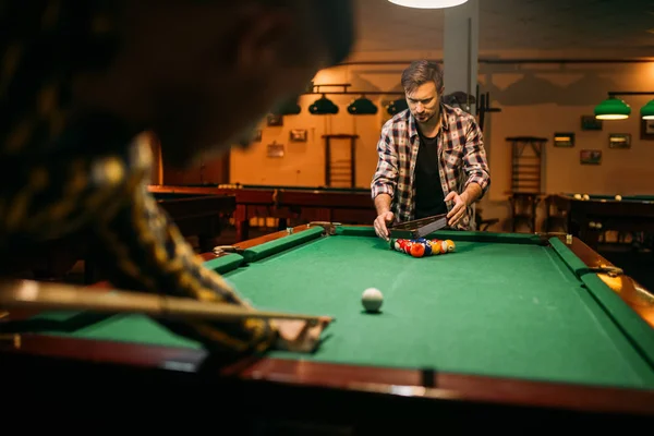 Twee Mannelijke Biljart Spelers Met Cue Aan Tafel Met Kleurrijke — Stockfoto