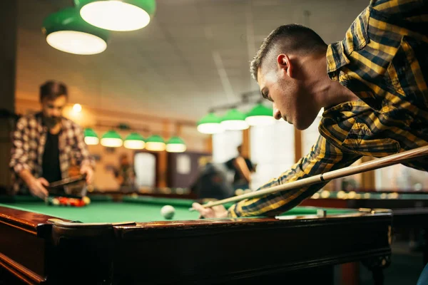 Dois Jogadores Bilhar Masculino Com Sugestão Mesa Com Bolas Coloridas — Fotografia de Stock