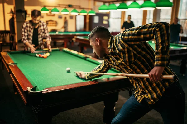 Dos Jugadores Billar Masculino Con Taco Mesa Con Bolas Colores —  Fotos de Stock