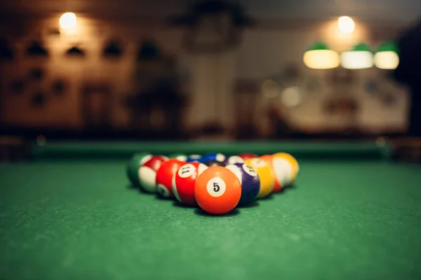 Billardkugeln Auf Grünem Tisch Nahaufnahme Niemand Amerikanisches Poolspiel Poolraum Interieur — Stockfoto