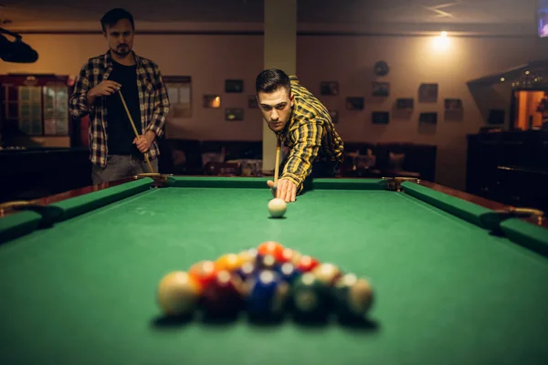 Dos Jugadores Billar Masculino Con Taco Mesa Con Bolas Colores — Foto de Stock