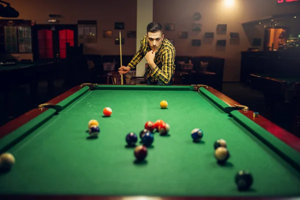 Joueur Billard Masculin Avec Cue Penser Comment Frapper Table Avec — Photo