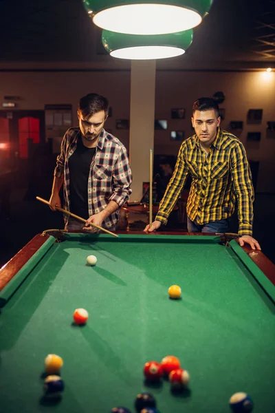 Δύο Παίκτες Μπιλιάρδου Αρσενικό Σύνθημα Στο Τραπέζι Πολύχρωμες Μπάλες Poolroom — Φωτογραφία Αρχείου