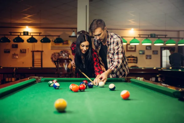 Couple Familial Apprennent Jouer Billard Salle Billard Sur Fond Loisirs — Photo