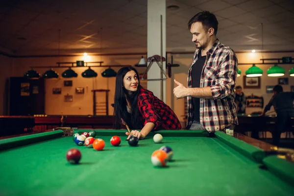 Γυναίκα Μάθουν Παίζουν Μπιλιάρδο Poolroom Στο Φόντο Ζευγάρι Χόμπι Αμερικανός — Φωτογραφία Αρχείου