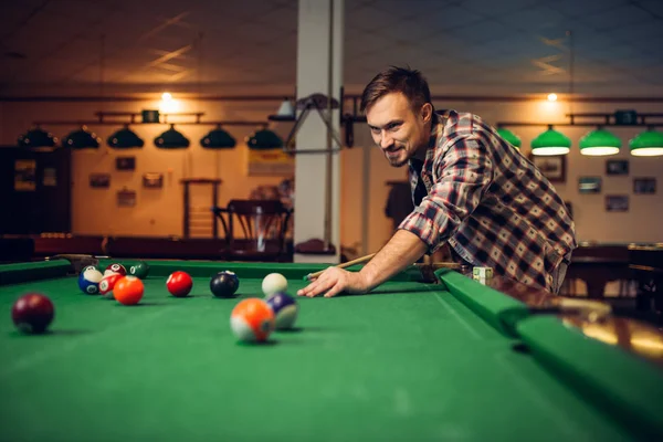 Mannelijke Biljart Speler Met Cue Aan Tafel Met Kleurrijke Ballen — Stockfoto