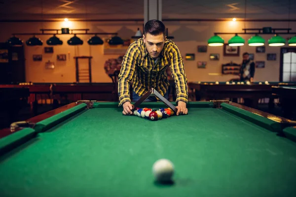 Mannelijke Biljart Speler Met Piramide Plaatst Kleurrijke Ballen Groene Tabel — Stockfoto