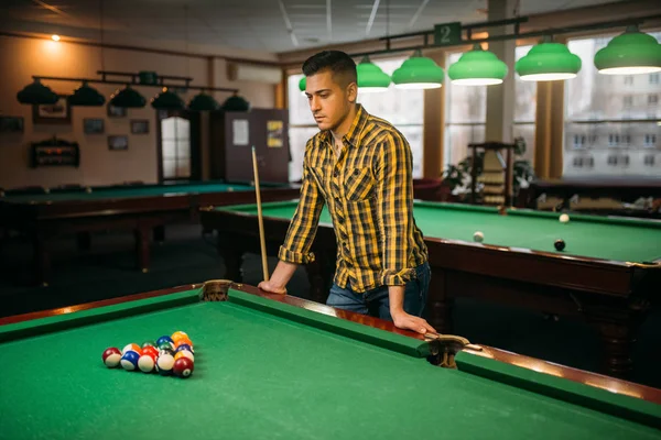 Joueur Billard Masculin Avec Pose Queue Table Verte Homme Joue — Photo