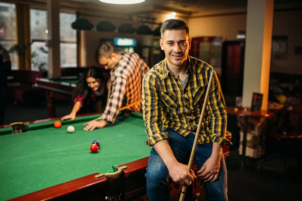Zwei Männliche Billardspieler Mit Stichworten Posieren Tisch Mit Bunten Kugeln — Stockfoto