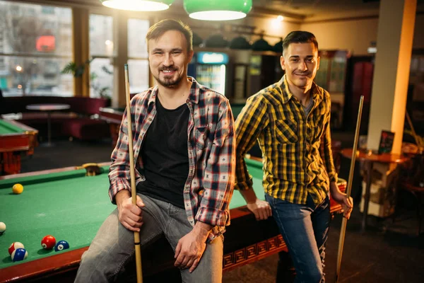 Two Male Billiard Players Cues Poses Table Colorful Balls Poolroom — Stock Photo, Image