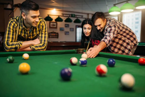 Jogadores Bilhar Com Pistas Mesa Com Bolas Coloridas Amigos Sala — Fotografia de Stock