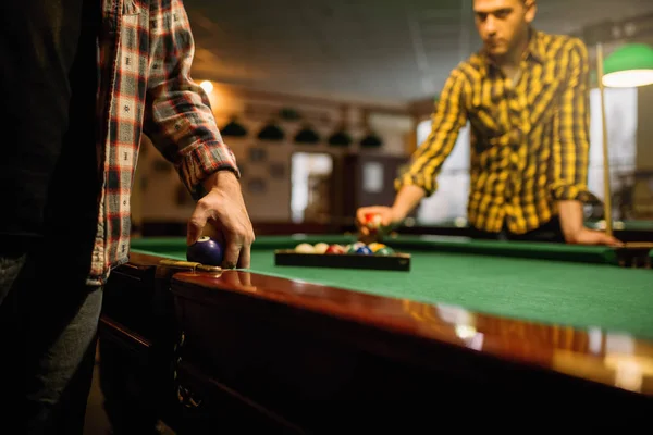 Deux Joueurs Billard Mâles Placent Des Balles Colorées Salle Billard — Photo