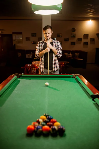 Férfi Biliárd Játékos Asztalnál Színes Golyó Végszó Ember Játszik Amerikai — Stock Fotó