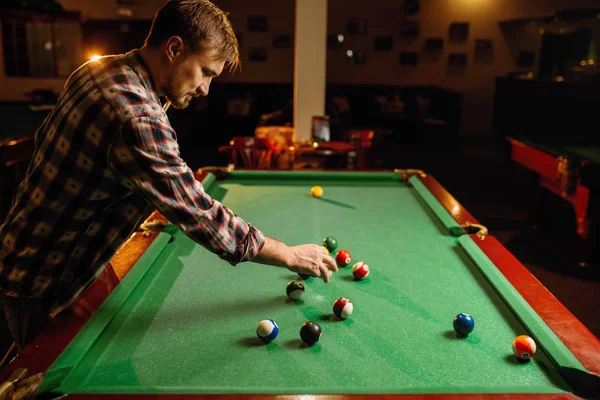 Αρσενικό Μπιλιάρδου Παίκτης Τοποθετεί Μπάλες Στο Πράσινο Τραπέζι Poolroom Εσωτερικό — Φωτογραφία Αρχείου